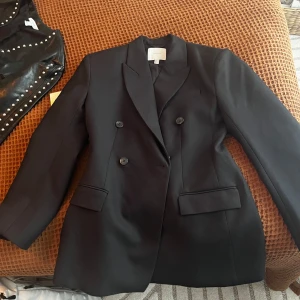 Oversize figursydd kavaj - En snygg kavaj i nyskick aldrig använd endast testat. Köpt på h&m för 899kr. Kan användas som kort klänning eller kavaj. Storlek 42 men passar S-M beroende på stilen man vill ha. Jag är själv M