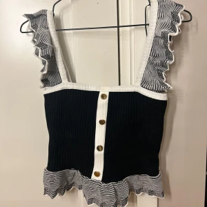 Randig croppad topp från Zara - Helt oanvänd topp från Zara med lappen kvar i storlek S💕