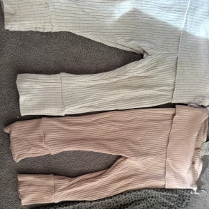 Ribbade mjukisbyxor från H&M, 3-pack - Tre  par ribbade mjukisbyxor från H&M i ekologisk bomull. Ena paret är ljusbeige och det andra är ljusrosa. Byxorna har breda muddar i benslut och midja för extra komfort. Perfekta för chill dagar och lek.