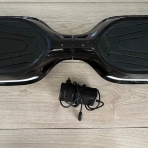 Denver Hoverboard - Denver hoverboard i svart med laddare. Brädan är i gott skick med mindre repor och slitage, men fungerar som den ska. Perfekt för smidig transport eller rolig fritid.                                          Ena märket syns lite dåligt, (se bild)