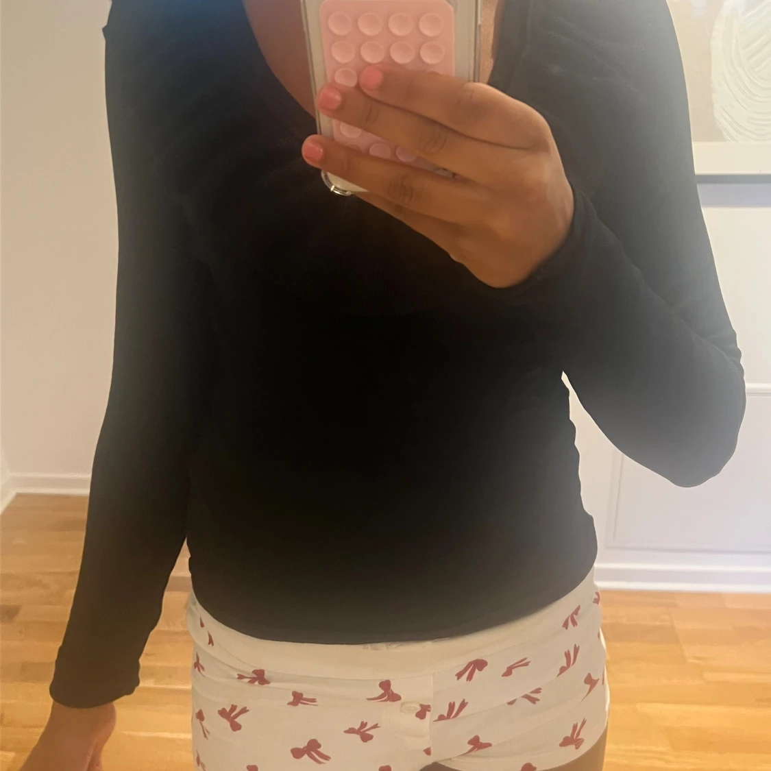 Svart långärmad tröja med volang