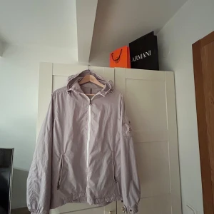 Vindbreaker jacka  - Säljer min fetta moncler jacka nu perfekt till hösten använd en gång skriv vid frågor eller pris vi löser. 