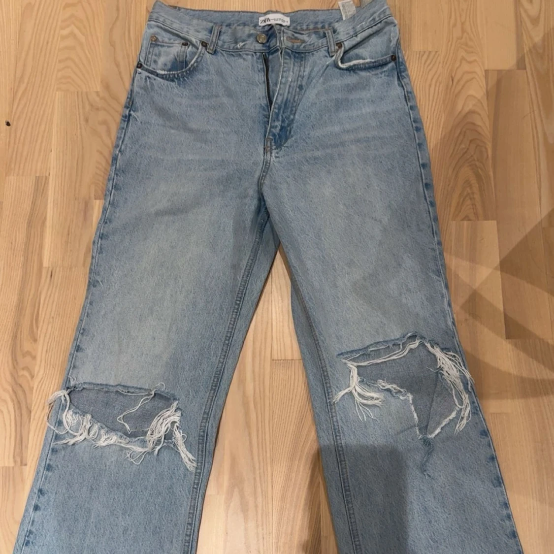 Ljusblå ripped jeans från Zara - 2