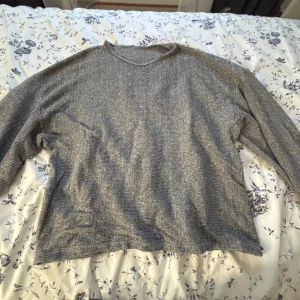 Grå stickad långärmad tröja - Säljer denna gråa stickad tröja, står dock inte vart den är ifrån och vilken storlek den är i. Men jag tror den hade kunnat vara i storlek m