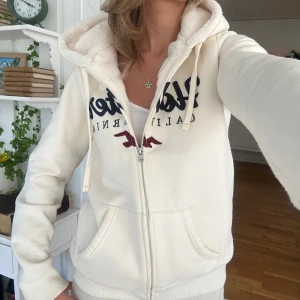 Hollister zip med foder - En zip från Hollister i storlek S. Den bedöms vara i mycket fint/nytt skick. Jag skickar ditt köp inom 24h. Se liknande zip i min profil! 