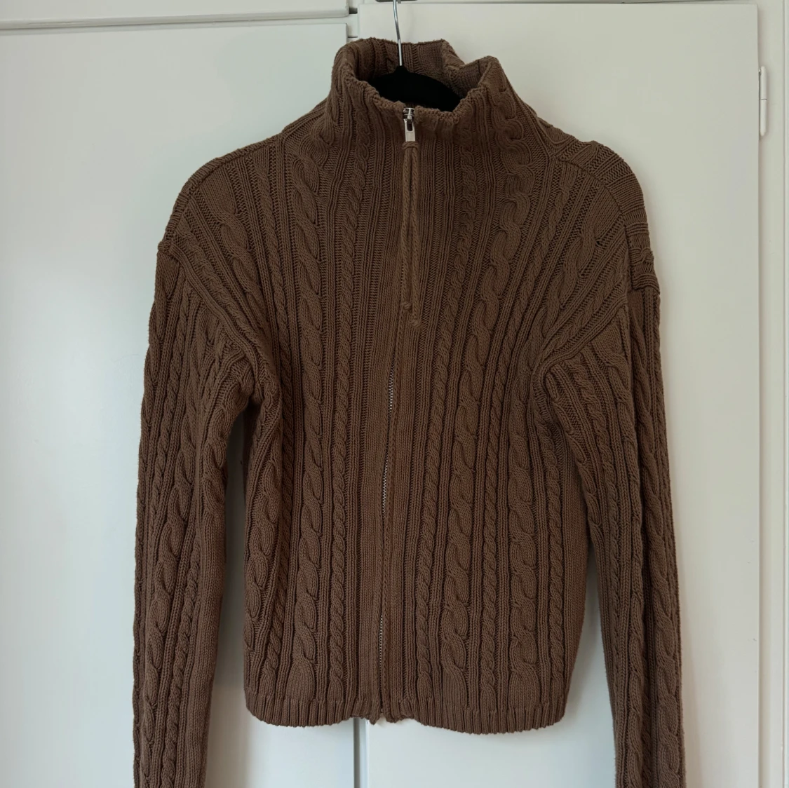 Brun stickad kofta från Djerf Avenue - 3
