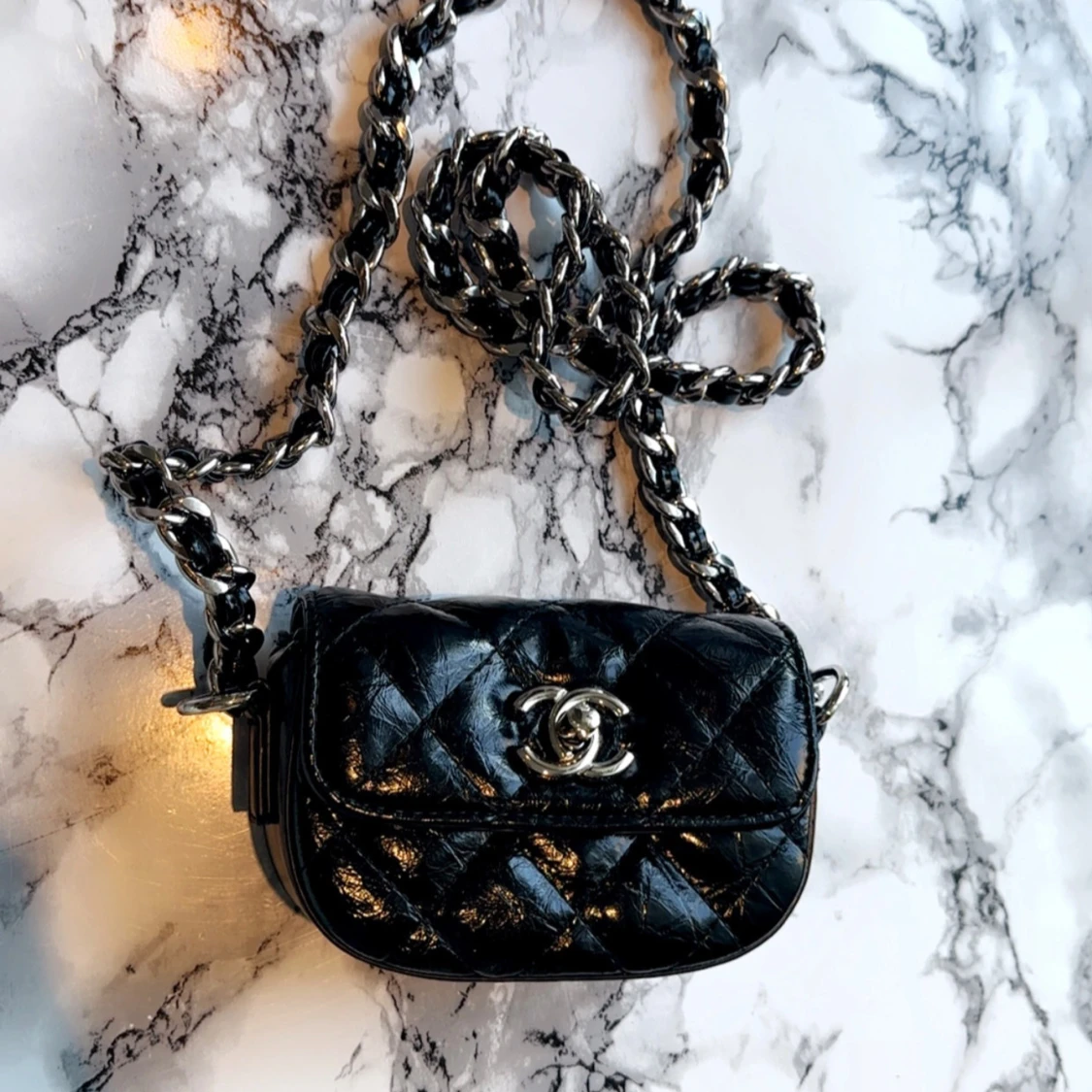 Svart quiltad axelväska