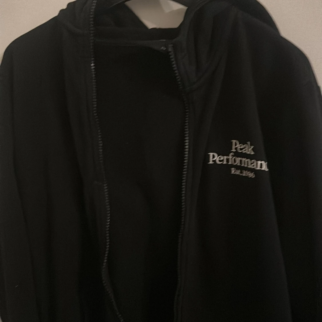 Svart hoodie från Peak Performance