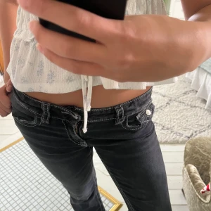 Jeans från gina tricot🥰 - Snygga svarta jeans från Gina Tricot. De är i storlek 158 och sitter väldigt skönt. De är använda ganska mycket, men de ända slitningarna den har har trådar som gått upp❤️🥰