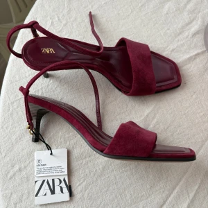 Vinröda klackskor i läder från Zara  - Klackar i äkta läder från Zara, strl 37. Oanvända men sitter suuuuperfint på💕 lagom hög klack så bekväma att gå i!! 