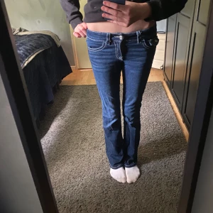 Blå bootcut jeans från Gina Tricot - Snygga mörkblå jeans från Gina Tricot i storlek 158. Modellen är bootcut med låg midja och har vita kontrastsömmar samt fickor med lock och silverfärgade knappar bak. Byxorna är använda ungefär 5 gånger så priset är lite högre, men det är fortfarande riktigt bra pris då original priset ligger på 350-400kr❤️