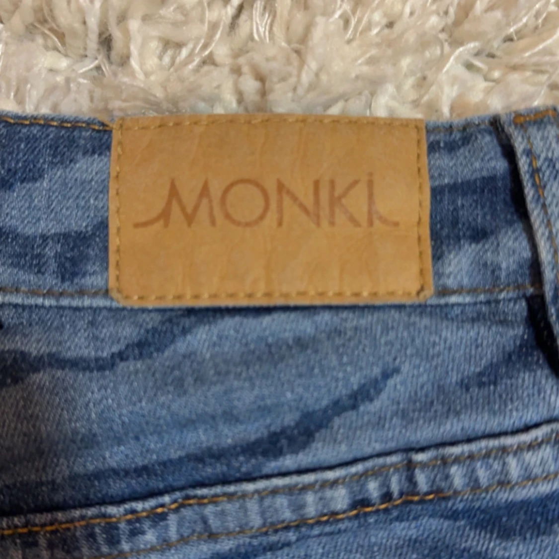 Blå zebramönstrade jeans från Monki