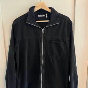 Svart overshirt från Weekday - En svart overshirt från Weekday.                             • Skick: 8/10 • Storlek: S • Normal i storleken • Pris: 125 kr (öppen för bud 💬)  Skicka DM för fler bilder eller info! 🫱🏾‍🫲🏽