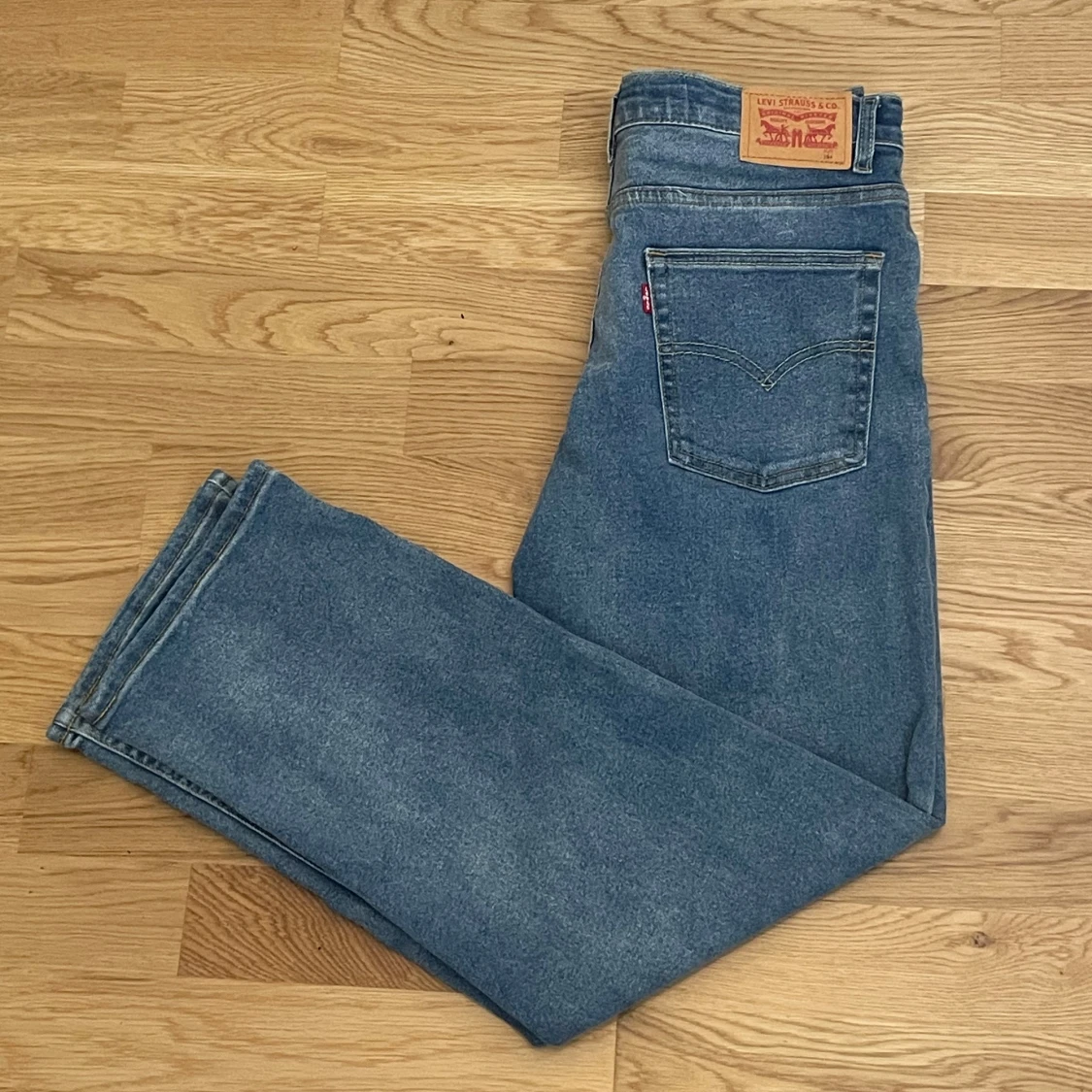 blå levi’s jeans