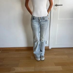 Ljusblå bootcut jeans  - Vi säljer ett par supersnygga ljusblå jeans! De har en låg midja, bootcut och är ganska stretchiga! Passar xxs-xs