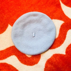 Basker - Underbar Basker i nyskick! Felfri! Fin Ljusblå färg  90%ull Har otroligt många fina plagg på min sida just nu så spana gärna in! 