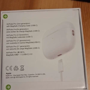 AirPods Pro (2nd generation) MagSafe USB-C - Säljer ett par Apple AirPods Pro (2nd generation) med MagSafe-laddningsetui (USB-C). Komplett med originalförpackning, extra öronkuddar och laddkabel. Produkten ser ut att vara i mycket gott skick utan synligt slitage. Perfekt för dig som vill ha trådlösa hörlurar med aktiv brusreducering.