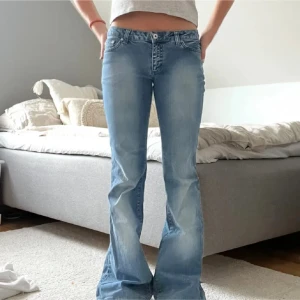 Blå bootcut jeans med nitar - Snygga ljusblå bootcut jeans med coola nitar på ena bakfickan, hon på bilden är 170💕💕postar fort! Lite slitna längst ner vid benen men inte så farligt