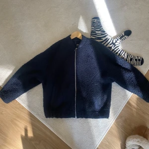 Intressekoll marinblå bomberjacka   - Intressekoll på min populära, slutsålda jacka från zara i boucle💕 