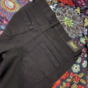 Svarta jeans från ONLY, storlek 164 - Svarta jeans från ONLY i klassisk femficksmodell. Jeansen är utsvängda längst ner och låga i midjan. I bra skick, säljer dessa för att de är för små. 