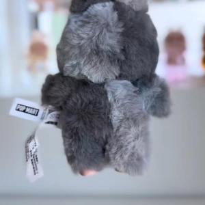 Säljer min real labub köpt den från en tiktok live  - Denna produkt är en mjukisdocka från Pop Mart, klädd i en grå pälsdräkt med färgglada detaljer i ansiktet. Dockan ser ut att vara i mycket gott skick utan synligt slitage eller defekter. Perfekt för samlare eller som present.