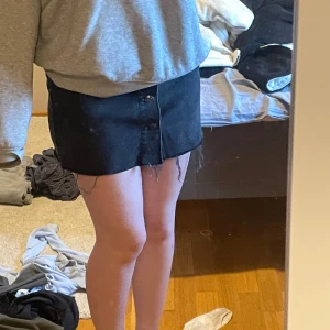 Svart jeanskjol med knappar - I princip oanvänd