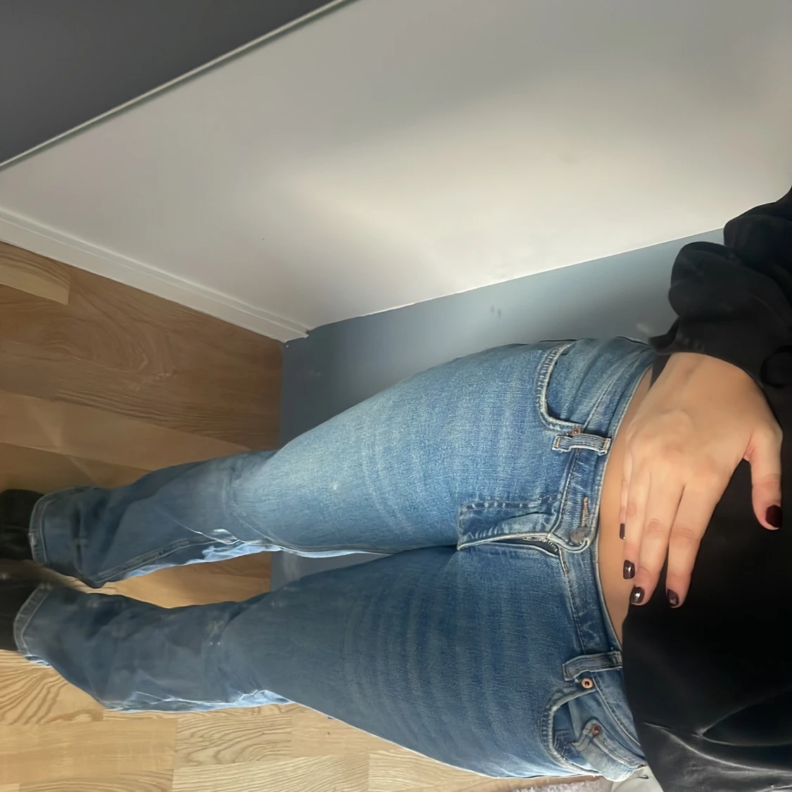 Lågmidjade bootcut jeans från Gina 