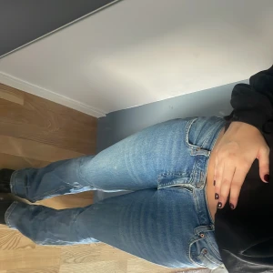 Lågmidjade bootcut jeans från Gina  - Lågmidkade mörklblå jeans från Gina. Har några få defekter. Som till exempel små slitningar längst ner vid fötterna.