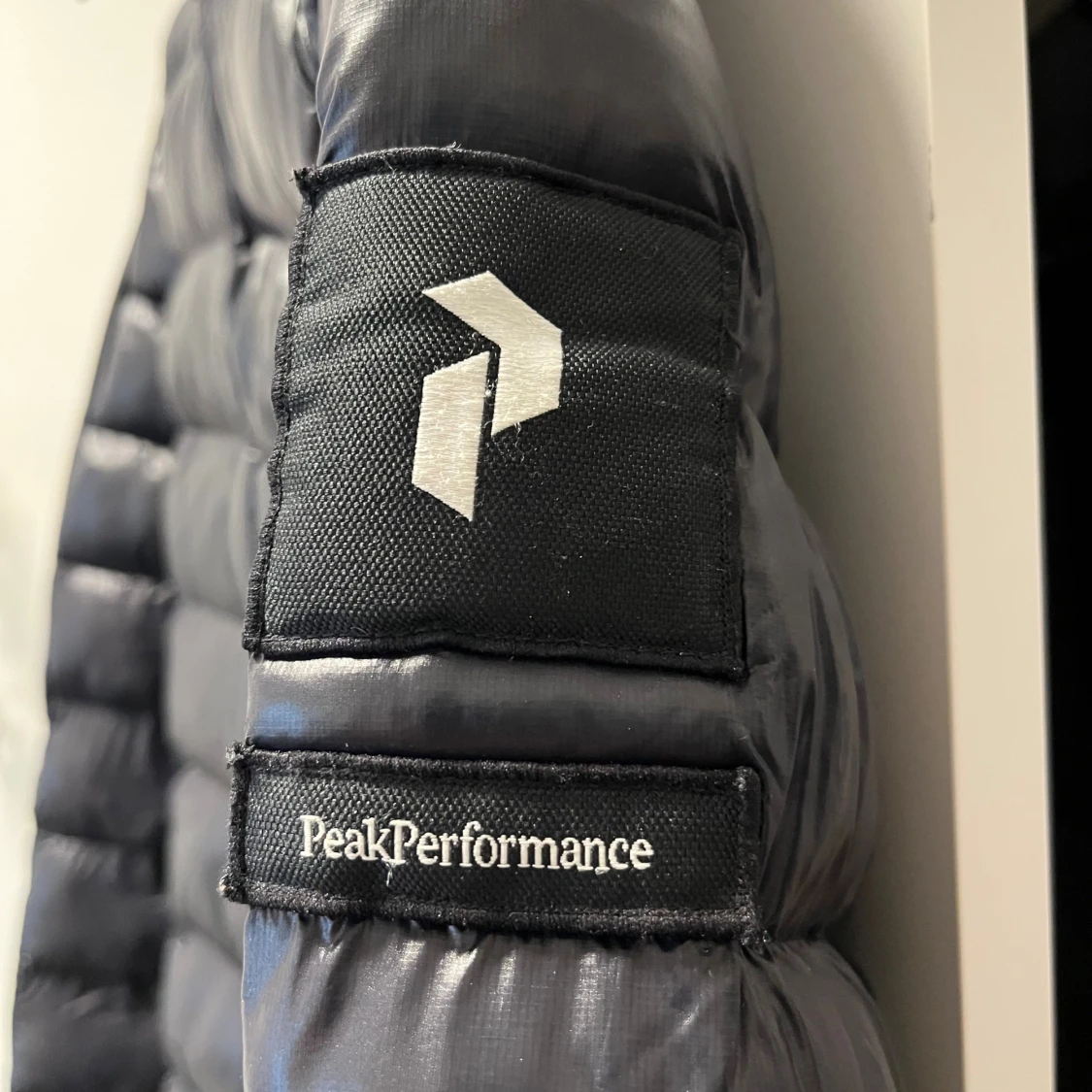 Svart dunjacka Peak Performance  - 1