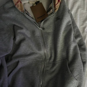 Grå Burberry zip - Säljer en grå burberry zip som jag fick i present eftersom den var för stor 