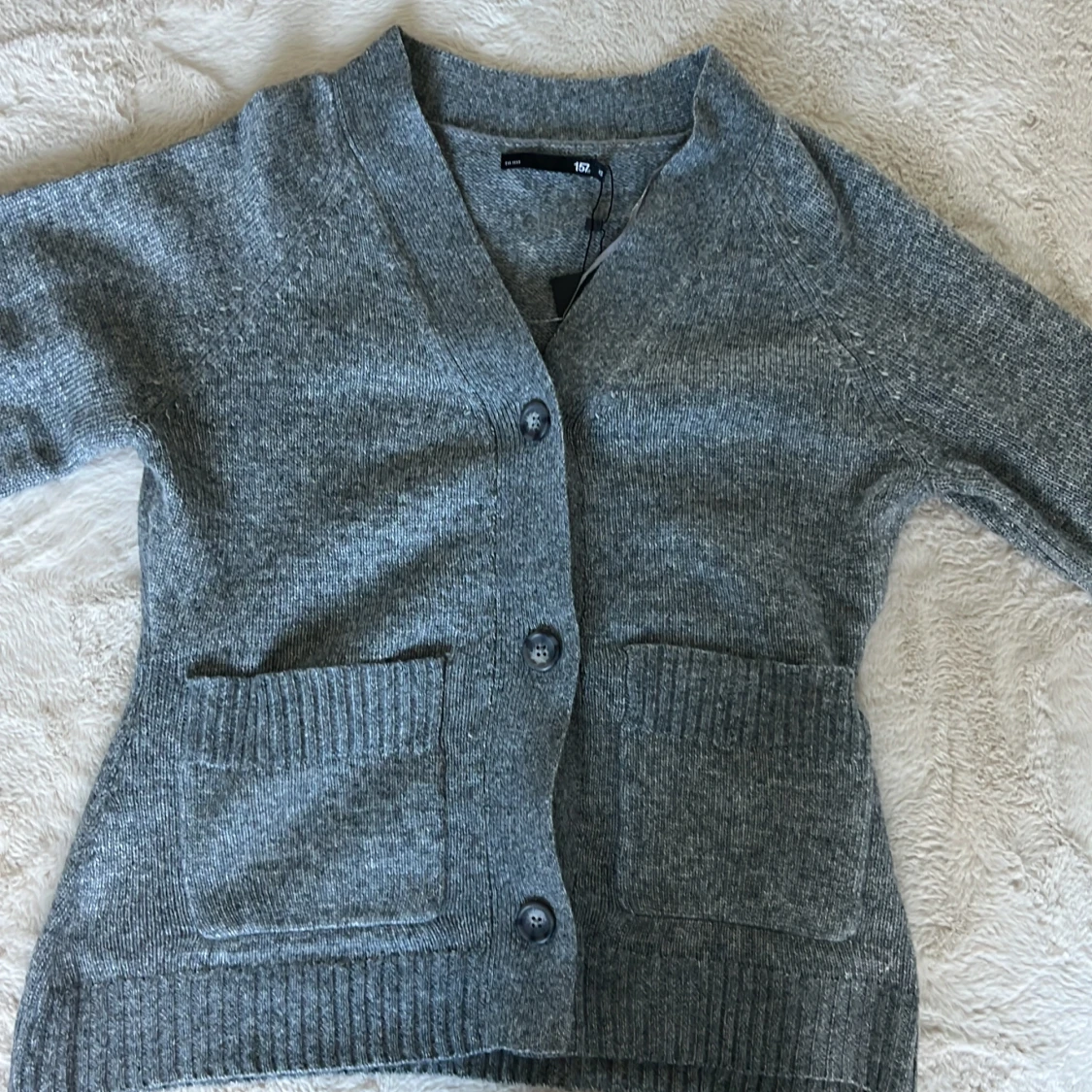 Grå stickad kofta med fickor - 1