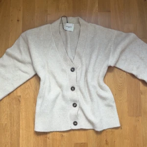 Beige kofta - Jättemysig kofta från Sofie Schnoor. Ordinarie pris 779💕