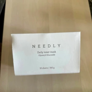 Needly Daily Toner Mask 30-pack - Needly Daily Toner Mask är en förpackning med 30 arkmasker indränkta i toner med Glyceryl Glucoside. Maskerna är vita och ligger i en stilren, vit plastbehållare. Perfekt för dig som vill boosta huden med fukt snabbt och enkelt.