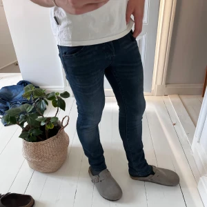 Jack and Jones jeans  - Sköna jack and Jones jeans! Inga defekter, modellen är 180,75 kg och bär 28 / 30. Måten A: 37cm B: 96 cm!
