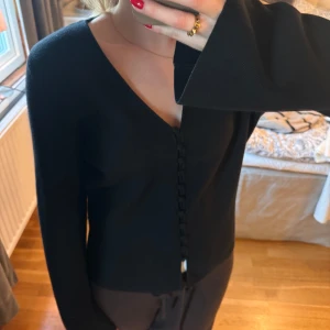 Svart fin stickad tröja med söta knappar - Säljer en svart fin stickad tröja från Vero Moda Aware i stolek S. Lite lik den som är poppis från Gina Tricot. Jag har aldrig använt den så därav i nytt skick men tyvärr ingen prislapp kvar. Nypris 549. Hör gärna av dig vid frågor❤️