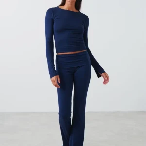 Mörkblå yoga pants från Gina tricot - Marinblåa yoga pants som är nästan helt nya, bara använda en gång. I storlek XS.