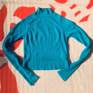 Långarmad tröja från Urban outfitters - Litet hål i armhålan  Långarmad tröja från Urban outfitters med cutouts