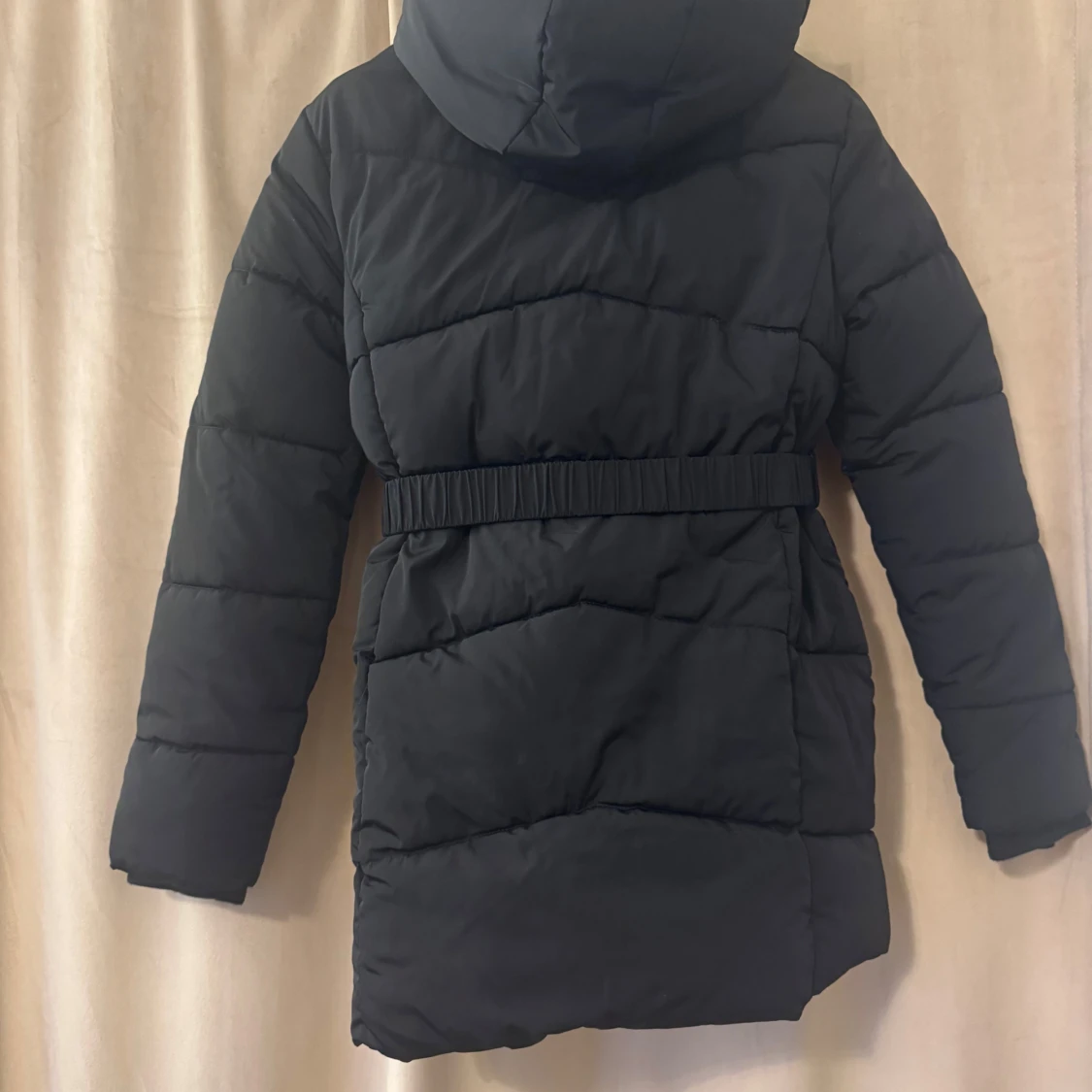 Svart pufferjacka med bälte och huva - 1