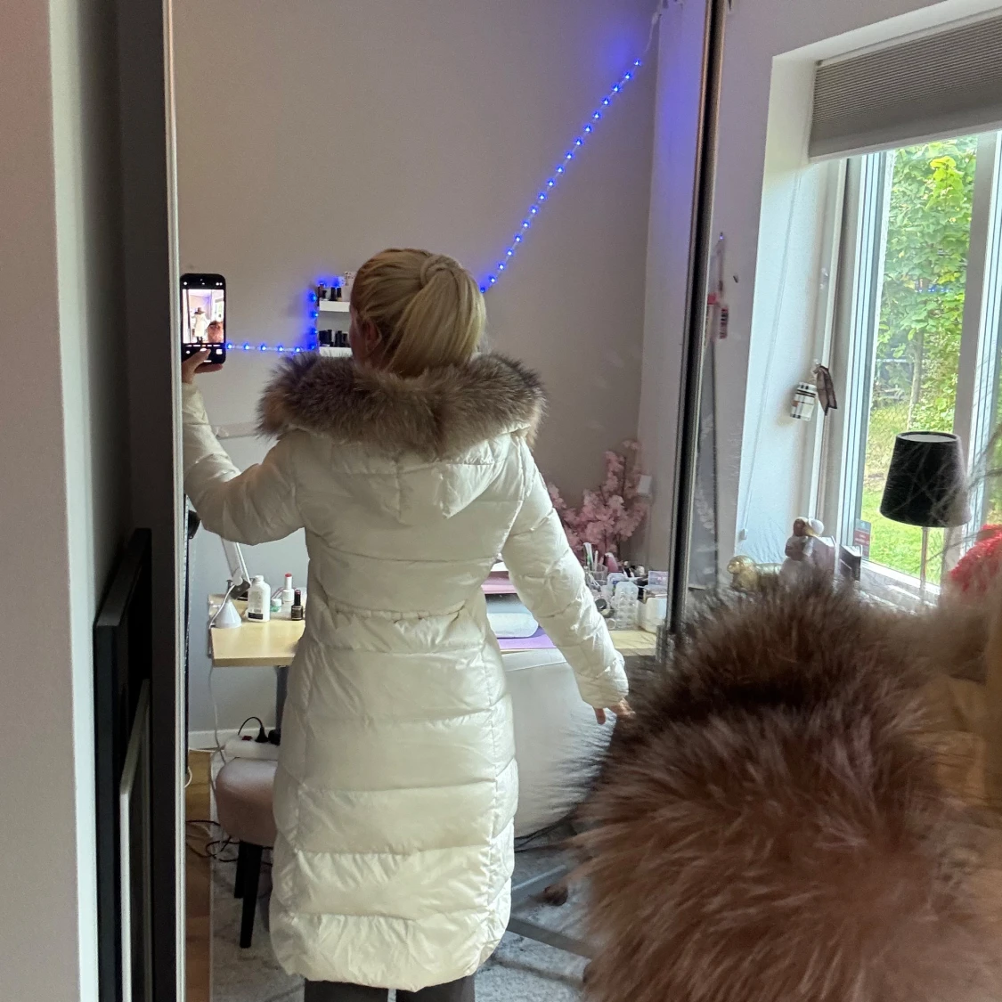 Vit lång dunjacka med pälskrage Moncler