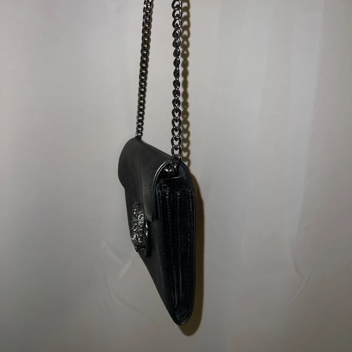 Svart axelväska med kedja och spänne - 2
