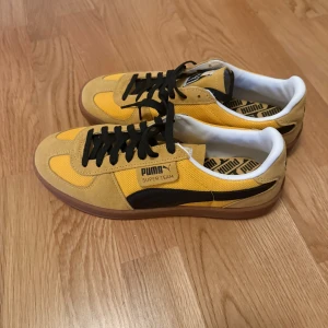 Puma Super Team sneakers gul/svart - Säljer helt oanvända puma skor i storlek 41. Pris kan diskuteras