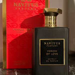 Navitus Venom of Love Parfym - Venom of Love Extrait de Parfum från Navitus Parfums. Lyxig och modern flaska med 100 ml volym. Perfekt för dig som vill sticka ut och visa din personlighet. Mängden kvar syns på andra fotot 🌹