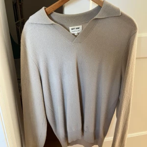 Beige kashmirtröja från Soft Goat - Säljer en soft goat tröja i mycket bra skick. Den enda skravanken är att soft goat lappen har tappat på ena sidan.