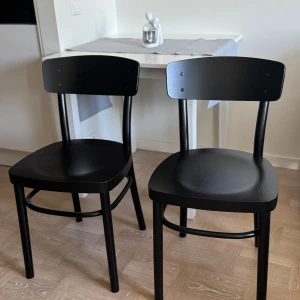 2 svarta stolar - 2 svarta stolar i trä mycket bra skick finns att hämta i Vasastan 