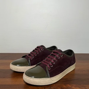 Lanvin captoe  - Snygga vinröda Lanvins med olivgröna detaljer i mycket bra skick. 🍁Skorna är i storlek UK9 som motsvarar 43/44. OBS, skorna är tvättade och ser ut som på första bilden, de andra bilderna är gamla.  Vid fler bilder eller frågor är det bara att höra av sig, och kom ihåg, alltid 14 dagars ångerrätt hos oss på Revalo🤝👟