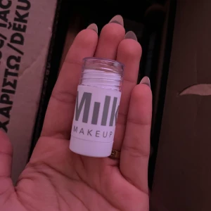 Milk Makeup bronzer stick - Säljer en Milk Makeup bronzer stick i färgen 'Baked'. Kommer i en smidig transparent plastförpackning .Perfekt för att ge ansiktet en solkysst glow och enkel att applicera direkt på huden. Den är helt oanvänd märkte att jag hade beställt fel färg när jag fick den 