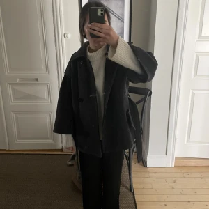 Jacka - Säljer min favorit höstjacka! Jacka med trekvartsärmar! Bra skick, endast en defekt att det skavts upp ett hål pga mina nycklar inför jackan. Men inget som varken syns eller man störs av!💓 skriv för fler bilder 