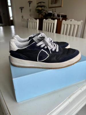 Philippe Model skor  - Ett par schyssta Philippe Model skor som inte kommer till användning. Har använt enstaka gånger vilket man kan se på små crease märken ifram och lite smuts på sulan. Låda och extra skosnören tillkommer. Storlek 40 men sitter som 41.  Nypris 3000kr