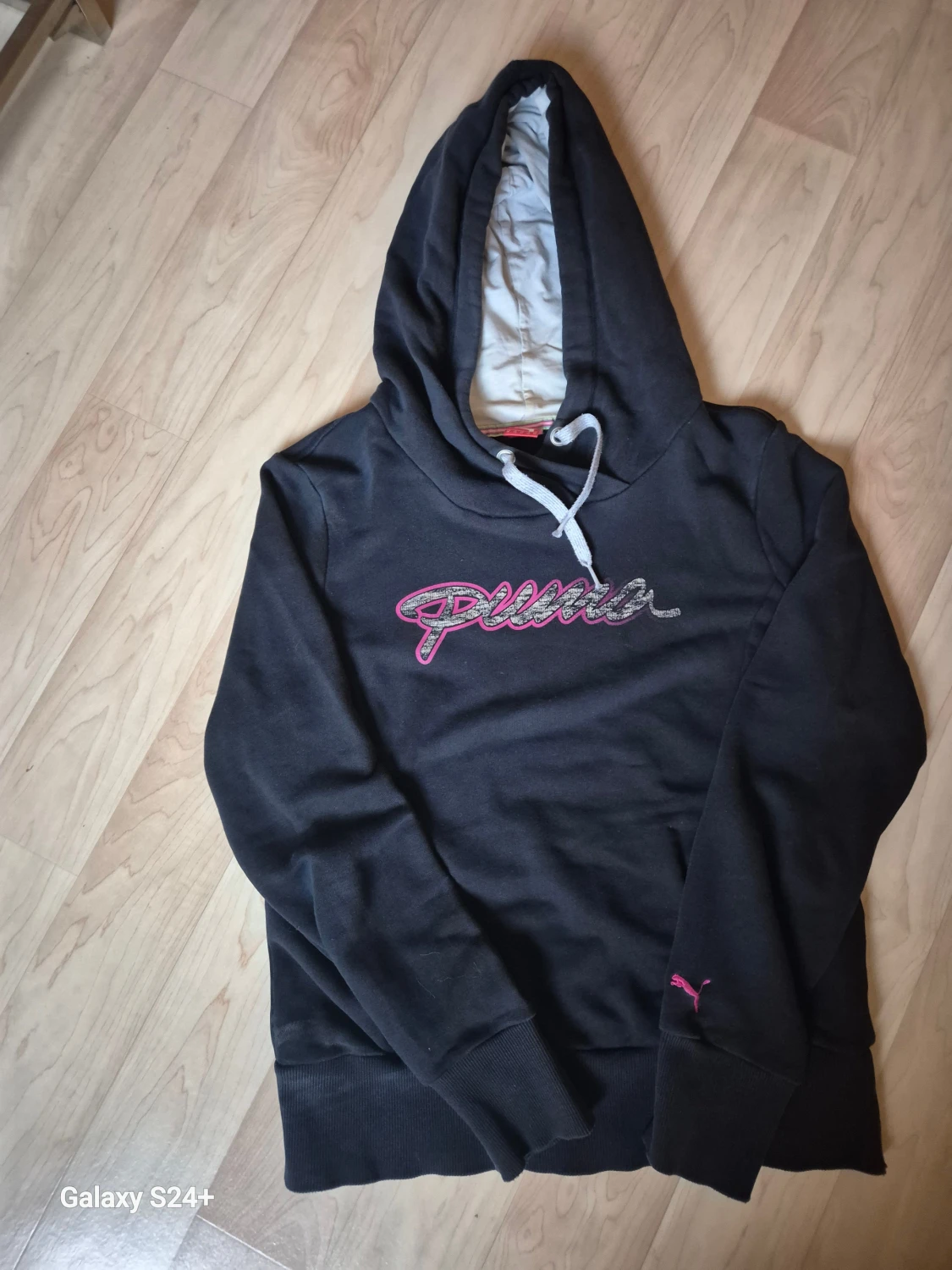 Svart hoodie från Puma med snörning