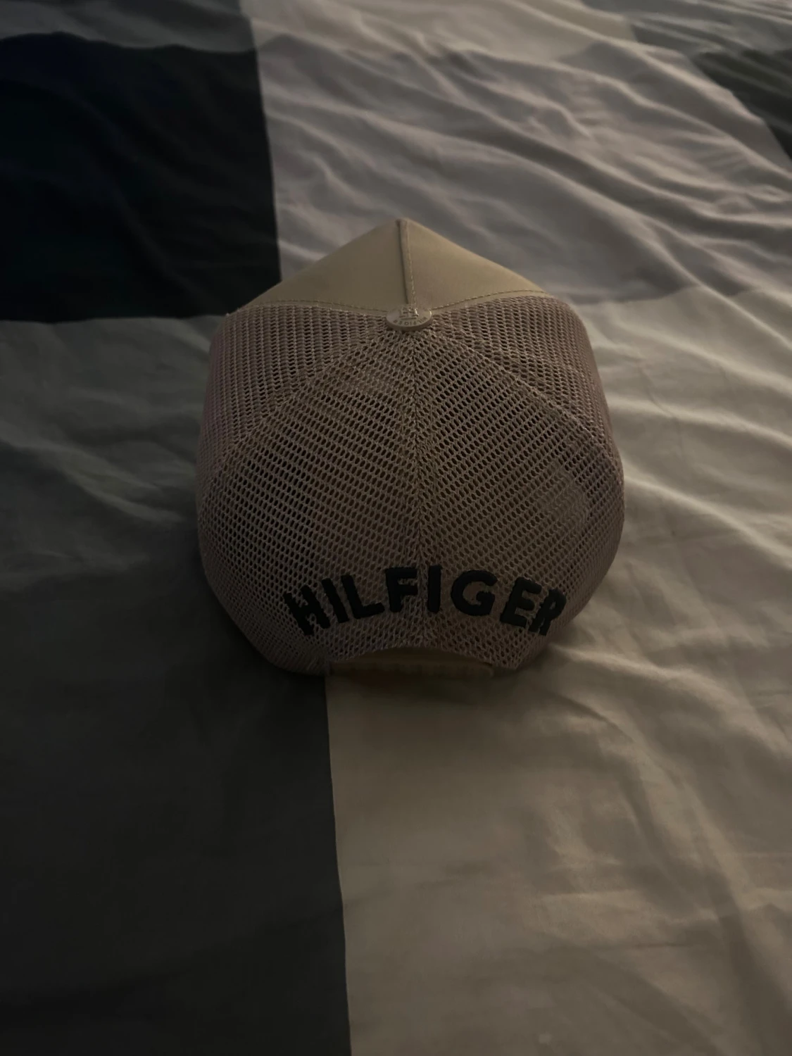 Beige meshkeps från Tommy Hilfiger - 1